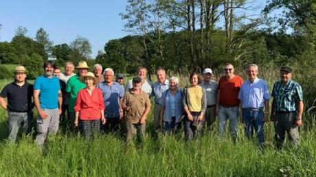 20 Teilnehmer erkundeten beim Treffen des Arbeitskreises Bayern-Netz-Natur, Projekt Ecknachtal, die Landschaft nahe Blumenthal.  	 	
