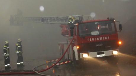 Der Vollbrand einer Lagerhalle im Aindlinger Ortsteil Hausen hat am Samstagmorgen einen Großeinsatz der Feuerwehren ausgelöst.