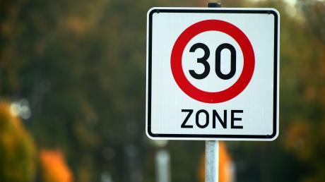 Über Autofahrer, die in Tempo-30-Zonen zu schnell fahren, beschweren sich Bürgerinnen und Bürger in Neu-Ulm.