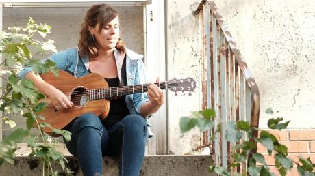 Alle nennen Monika Wagner nur Moni. Sie hat sich das Gitarrespielen selbst beigebracht und schreibt ihre Texte manchmal nachts. Am liebsten singt sie die Lieder im Grünen. 