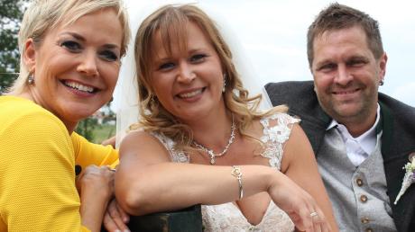 RTL-Moderatorin Inka Bause (links) hat extra ihren Urlaub verschoben, um dem Paar persönlich bei der Hochzeit gratulieren zu können. Am Sonntag zeigt RTL Eindrücke von der Hochzeit.   