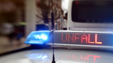 Ein 29-jähriger Autofahrer ist bei Osterberg frontal gegen einen Baum geprallt. 