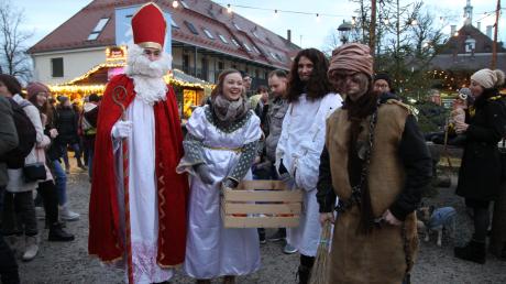 Besuchte auch den Weihnachtsmarkt: Nikolaus (Tobias Thummerer) mit seinen Engeln und dem Krampus (Jonas Hiermeier).