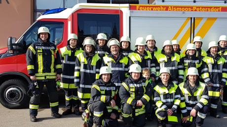 Die Feuerwehrleute aus Petersdorf-Alsmoss freuen sich über ihr neues Fahrzeug: Sie haben es ausgiebig getestet und damit geübt.  	