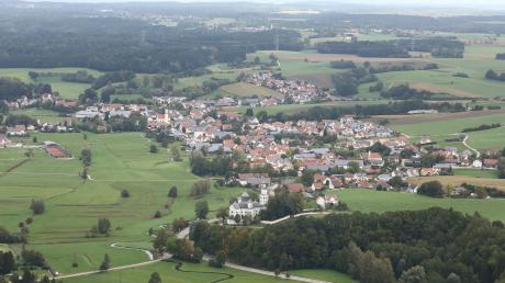 Die Gemeinde Sielenbach – hier von oben betrachtet mit Maria Birnbaum im Vordergrund.  	