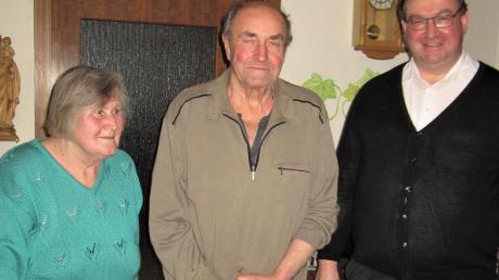 Georg Birkmeier aus Sainbach feierte den 80. Geburtstag unter anderem mit seiner Frau Viktoria und Dekan Stefan Gast. 	