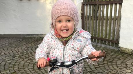 Marlene liebt ihr Trybike. Ihr Traum ist es, nun auch Laufradfahren zu lernen. Doch dazu muss die Dreieinhalbjährige erst operiert werden. 