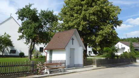 1967 haben die Besitzer des Kusterbauernhofs im Petersdorfer Ortsteil Axtbrunn die Kapelle neu gebaut. 2017 stand erneut eine Renovierung an. Im August 2018 erhielt die Kapelle ihren Namen Maria Himmelskönigin. 	
