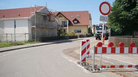 Die Arbeiten an der Wasserleitung in Ecknach sind gestartet. Deshalb ist die Ortsdurchfahrt im Bereich Uferstraße und Pfarrer-Steinacker-Straße bis zur Kirche gesperrt. Die Umleitung erfolgt durch den Ort – mehrere Anwohner kritisieren das.  	