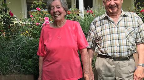 Seit 58 Jahren sind Klara und Stefan Witzenberger, der seinen 85. Geburtstag feierte, verheiratet. Auch Petersdorfs Bürgermeister Dietrich Binder gratulierte. 	