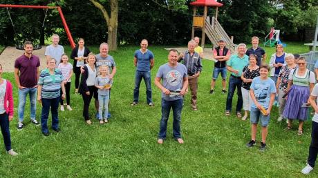 Vereine aus Klingen haben eine Dorfrallye veranstaltet. Hier ein Gruppenfoto der Gewinner mit Sieger Stefan Aidelsburger in der Bildmitte. 	