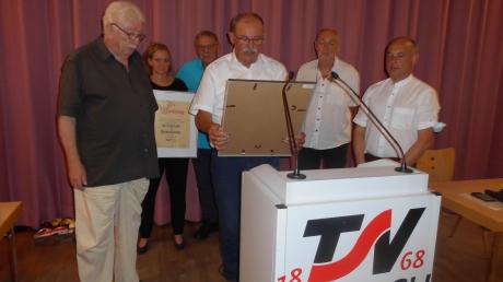 Der TSV Aichach ernannte Klaus Laske (links) zum Ehrenmitglied und zum Ehrenvorsitzenden. 