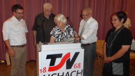 Klaus Laske und seine Frau Brigitte tragen sich ins Goldene Buch der Stadt Aichach ein. 