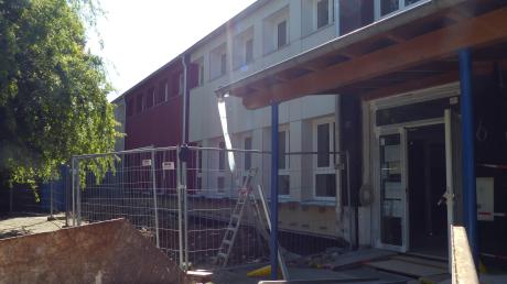 Pünktlich zu den Sommerferien herrscht an der Grundschule in Willprechtszell wieder Baustellen-Hochbetrieb. 