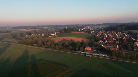 Im Heißluftballon hat man eine wunderschöne Sicht auf das Wittelsbacher Land. Von oben sieht die Paartalbahn am Bahnhof in Obergriesbach aus wie eine Modelleisenbahn. 
