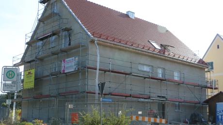 Am Breitenwiesweg in Sielenbach entsteht ein Sozialwohnhaus. Der Gemeinderat beschloss, dass die Farbe dem Rathaus angeglichen werden soll. 