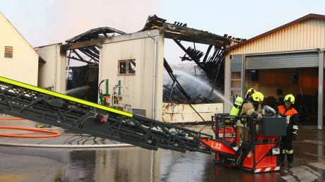 Eine landwirtschaftliche Maschinenhalle im Kühbacher Ortsteil Paar brannte vor zwei Wochen völlig aus. Die Polizei schätzte den Schaden auf mindestens 1,5 Millionen Euro.