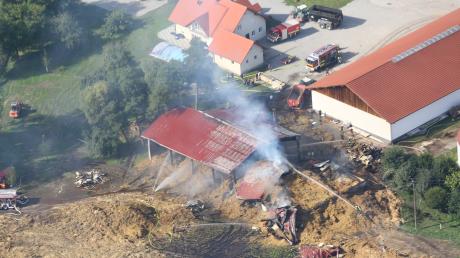In einer landwirtschaftlichen Lagerhalle brach am Mittwochabend ein Feuer aus. Die Feuerwehr war auch am Donnerstag (Bild) noch lange mit Nachlöscharbeiten beschäftigt. Inzwischen hat die Polizei die Schadenssumme nach oben korrigiert.