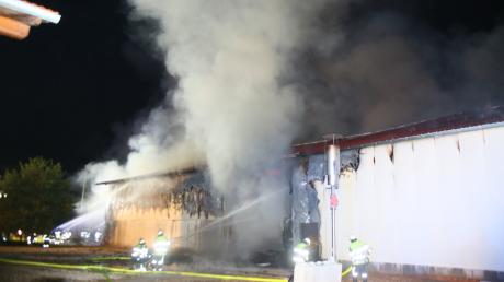 Eine landwirtschaftliche Lagerhalle geriet am Mittwochabend in Pöttmes-Seeanger in Brand. Es war der vierte Großbrand innerhalb weniger Wochen im Landkreis.