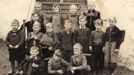 Die Erstklässler, die 1954 in der Dorfschule Gebenhofen eingeschult wurden, stehen auf der Kirchentreppe zum gemeinsamen Foto.