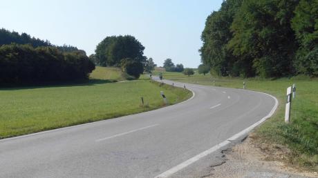 So schlängelte sich bislang die Straße von Pöttmes nach Kühnhausen. Sie wird seit September ausgebaut. Entlang der ausgebauten Staatsstraße wird ein Radweg entstehen.