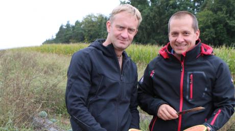 Immer wieder probieren Michael Heilgemeir (rechts im Bild) und Jakob Haberl (links) ihre Melonen gerne direkt auf dem Feld. Süß und saftig sollen sie schmecken.