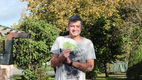 Josef Sporrer aus dem Aichacher Ortsteil Klingen wusste die richtige Lösung: Federball. Die 1000 Euro wird er in den neuen Pool investieren.  	