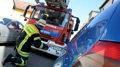 Freie Fahrt für Rettungswagen oder Löschzüge der Feuerwehr ist nicht immer selbstverständlich. Rücksichtslos geparkte Fahrzeuge erschweren die Einsätze.