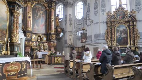 Statt voller Bänke gab es heuer viel Platz beim 40-stündigen Gebet in der Wallfahrtskirche Maria Birnbaum in Sielenbach.  	