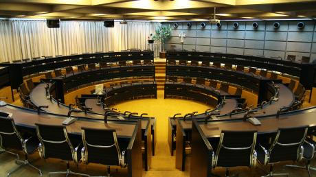 Im Sitzungssaal im Landratsamt wird die Kreispolitik für Aichach-Friedberg gemacht.  	