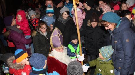 Als es noch dicht gedrängt zuging: Der Nikolaus spricht auf dem Adventsmarkt 2018 in Kühbach mit begeisterten Kindern.  	
