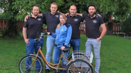 Die Kameradschaft kaufte der Ukrainerin Oksana Tankova (vorne) dieses Fahrrad, damit sie wieder mobil ist: (v. links) Kay Halbauer, Robert Wackerl, Andreas Wackerl, Peter Siegmund.