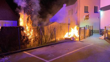 In der Martinstraße in Aichach hat am Donnerstagabend ein Müllcontainer gebrannt.