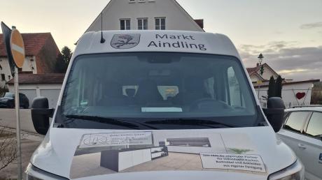 Der Kleinbus der Marktgemeinde Aindling, das von Bürgerinnen und Bürgern gebucht werden kann, steht seit Kurzem auf dem Marktplatz.   