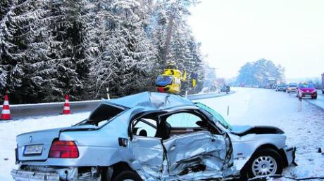 An einem schweren Verkehrsunfall in der Scharnitz waren gestern zwei Fahrzeuge beteiligt. Der 21-jährige Lenker dieses Wagens verlor dabei sein Leben. Foto: ech