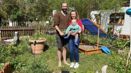 Michael Green mit seiner Frau Melly und Söhnchen Alan im naturnahen Garten in Raisting. Dort und auf dem Sonnenacker im Ort baut er Gemüse für die dreiköpfige Familie an. 