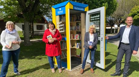 Bürgermeister Martin Höck, Büchereileiterin Ellen Rainer-Hain sowie die beiden Mitarbeiterinnen Katharina Riha-Salomo und Thusnelda Kist (von rechts) gaben dieser Tage den Startschuss für die Tauschbörse in der Minibücherei. 	