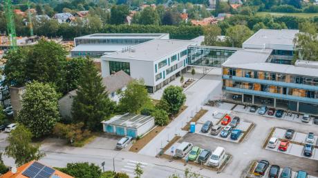 So sieht die Wolfgang-Kubelka-Realschule in Schondorf von oben aus.	