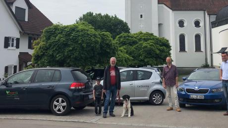 Uttings Bürgermeister Florian Hoffmann (rechts) und Kirchenpfleger Gerhard Deininger (links) freuen sich mit Gründungsmitglied Tilman Bünte (Mitte) vom CarSharing Utting e.V. über die Erweiterung des Carsharing-Angebots.  	