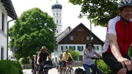 Heiß war´s bei der Auftaktveranstaltung zum Stadtradeln in Raisting. Bürgermeister Martin Höck (vorne) hatte zu der Radtour eingeladen. 	