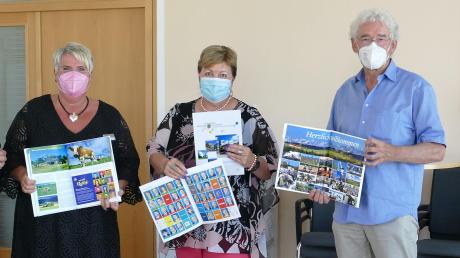 Die neue Ausgabe des Landkreisbuchs stellten (von links) Erika Breu, Landrätin Andrea Jochner-Weiß und Emanuel Gronau vor. 	