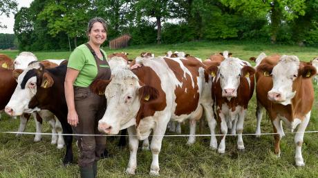 Unter anderem 33 Milchkühe gibt es beim Kinibauer in Bierdorf, den Walburga Reitinger mit ihrem Mann Michael bewirtschaftet. Neben der Milchwirtschaft betreiben sie dort auch Wohnungen für Feriengäste. 	 	