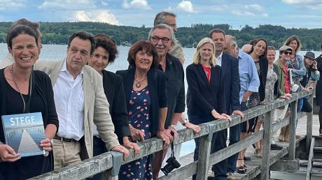 Maren Martell (links) und die Co-Autoren stellen den zweiten Band „Stege“ im Landheim Schondorf vor. Mit dabei auch Dießens Bürgermeisterin Sandra Perzul.  	