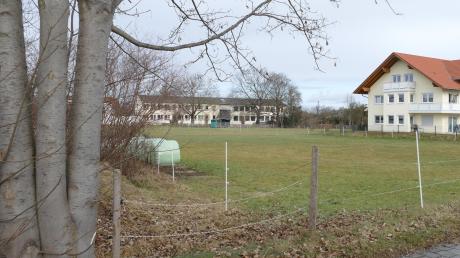 Der südliche Teil der freien Fläche in der Ortsmitte von Pähl (im Bildvordergrund) soll mit Gewerbe- und Wohngebäuden bebaut werden.  	