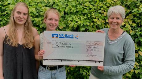 Hanna Lagnau und Lara Kitzmüller (von links) vom Sammersee Festival Schondorf übergeben Sibylle Schuppe vom Dießener Verein Tansania Kids einen Scheck in Höhe von 1000 Euro. 