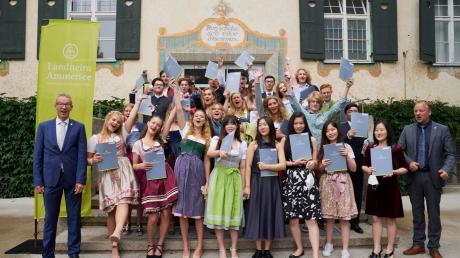 Unser Bild zeigt einen Teil der diesjährigen Abiturientinnen und Abiturienten am Schondorfer Landheim Ammersee.  	