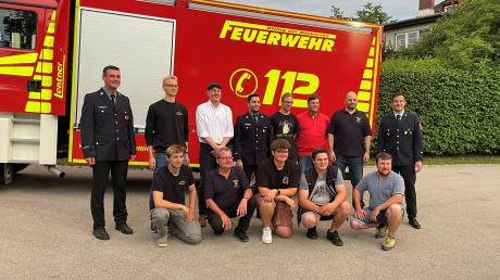 Uttings Bürgermeister und Feuerwehrkommandant Florian Hoffmann (links) freut sich über seine aktive Feuerwehr. Bei der Jahresversammlung wurden langjährige Mitglieder geehrt.  	