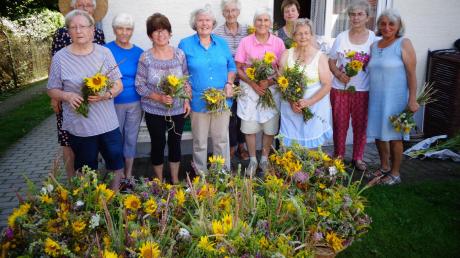 Der Verein "Gartenfreunde Utting" bindet in diesem Jahr 150 Kräuterbuschen für einen guten Zweck.