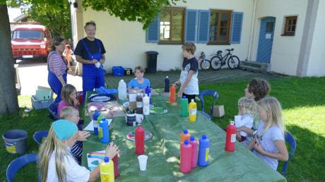 Malen, basteln, spielen. Es ist viel geboten beim Ferienprogramm in Pähl mit den Kunstschaffenden Uta Strack und Gerd Lepic, die mit ihrem feuerroten Kunstmobil zur „Kleinen Schule“ kamen. 