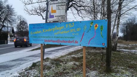 An den Straßen in Schondorf (Bild) und Utting lässt sich die Personalmisere in vielen Kindertagesstätten gut ablesen. Mit Plakaten wird nach Fachkräften gesucht. 	 	
